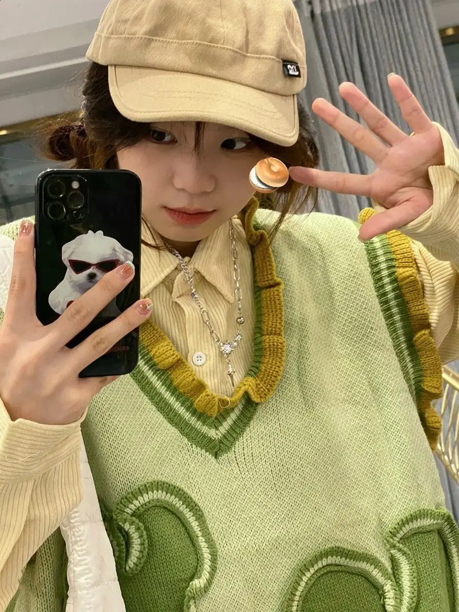 Sweater Vests Women Fall Preppy Style Baggy V-neck Sleeveless Heart-decoration Knitted Clothes Sweet Kawaii Schoolgirls 240812