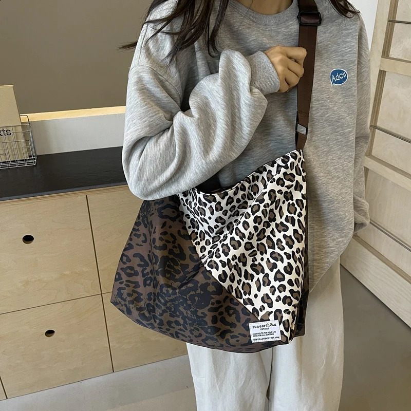 Rose bucket nylon shoulder cross shaped bag womens coffee leopard printed fabric large capacity handbag casual travel shopping 240813