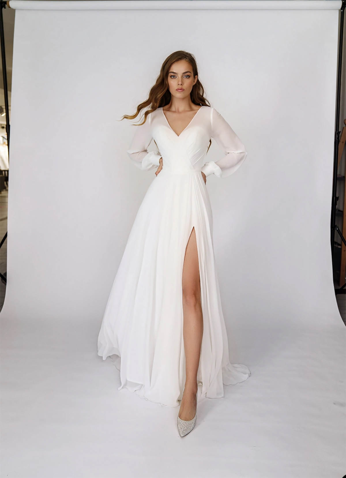 Simple A Line Wedding Dresses Sheer V Neck Long Sleeve Bridal Gown High Split Ruched Tulle Bride Dresses Castle Garden