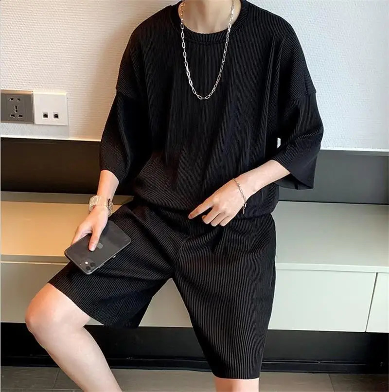 Summer mens short sleeved Tshirt sports and leisure set Korean youth loose shorts twopiece 240812