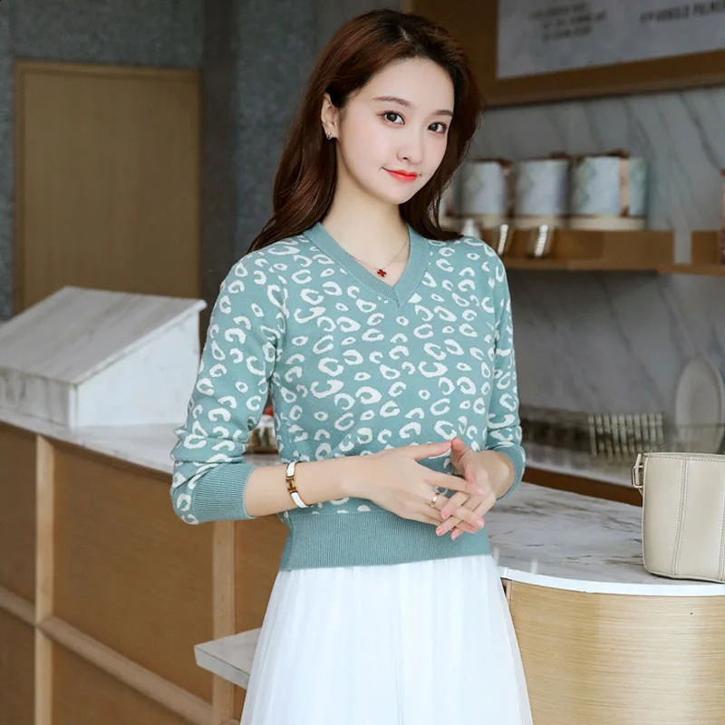 autumn/winter leopard print sweater womens pullover top casual versatile slim fit short knit sweater base V-neck sweater 240812