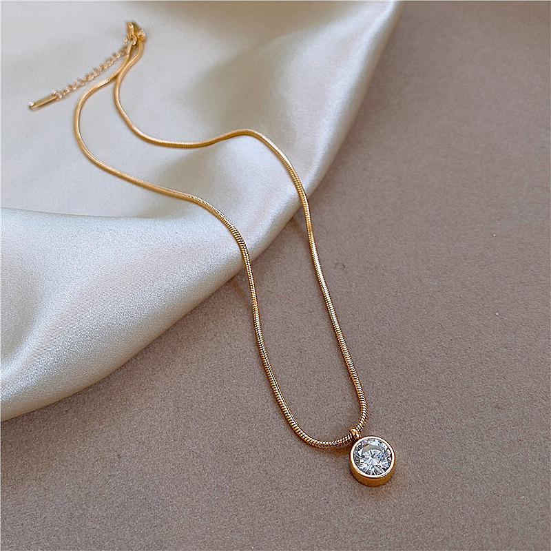 2024 Ins Top Sell Solitaire Circle Pendant Vintage Jewelry Stainless Steel Round Cut White 5A Cubic Zircon CZ Diamond Party Women Wedding Clavicle Nec