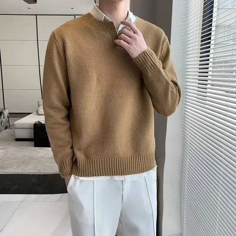 Versatile V-neck sweater light casual mens business soft underwear knitted shirt fashionable city style mens autumn and winterW240729