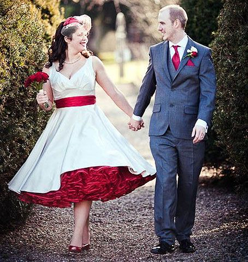 Vintage Tea Length A Line Wedding Dresses With Ruffles Burgundy Underskirt V-Neck Sleeveless Simple Satin Garden Wedding Gown For Bride 2024
