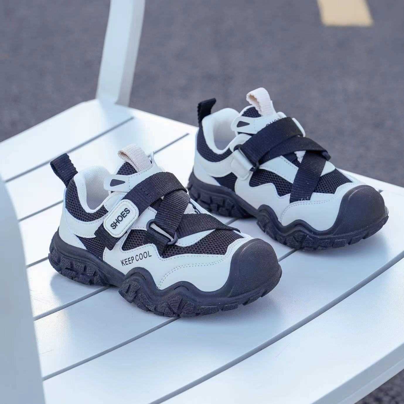 Sneakers Childrens board shoes 2024 new boys and girls leather single shoes waterproof casual versatile anti slip white and black shoes H240805