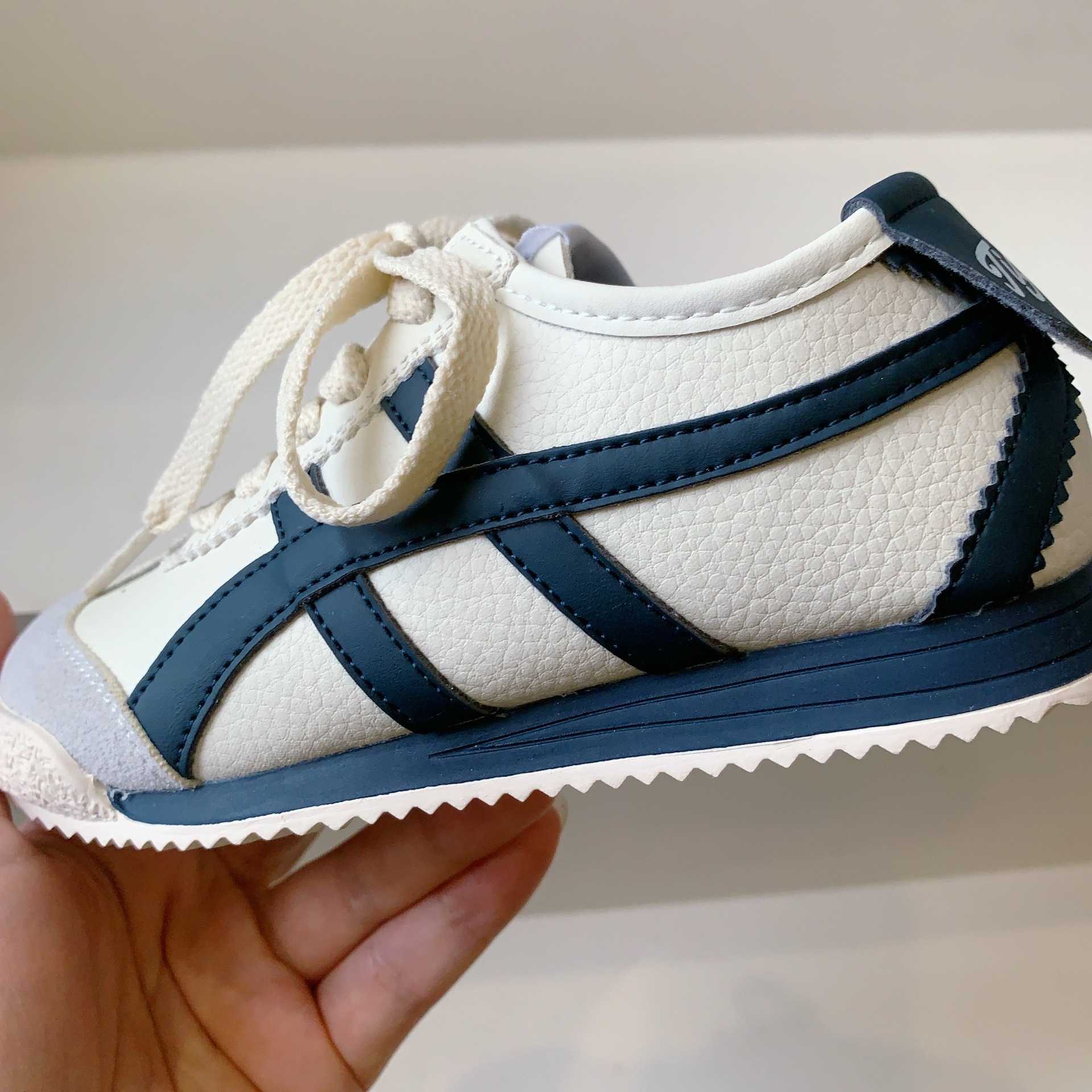 Sneakers Four season childrens shoes 1-3-6-12 years old childrens sports shoes Spring and Autumn boys white shoes Girls moral training shoes Soft sole