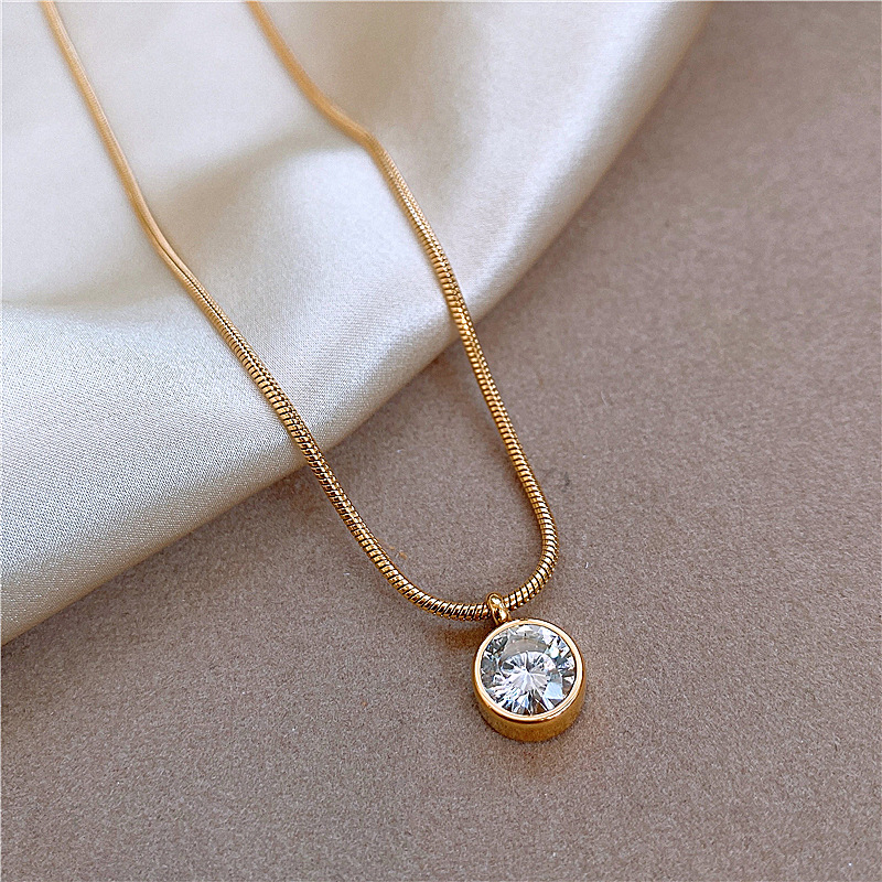 2024 Ins Top Sell Solitaire Circle Pendant Vintage Jewelry Stainless Steel Round Cut White 5A Cubic Zircon CZ Diamond Party Women Wedding Clavicle Nec