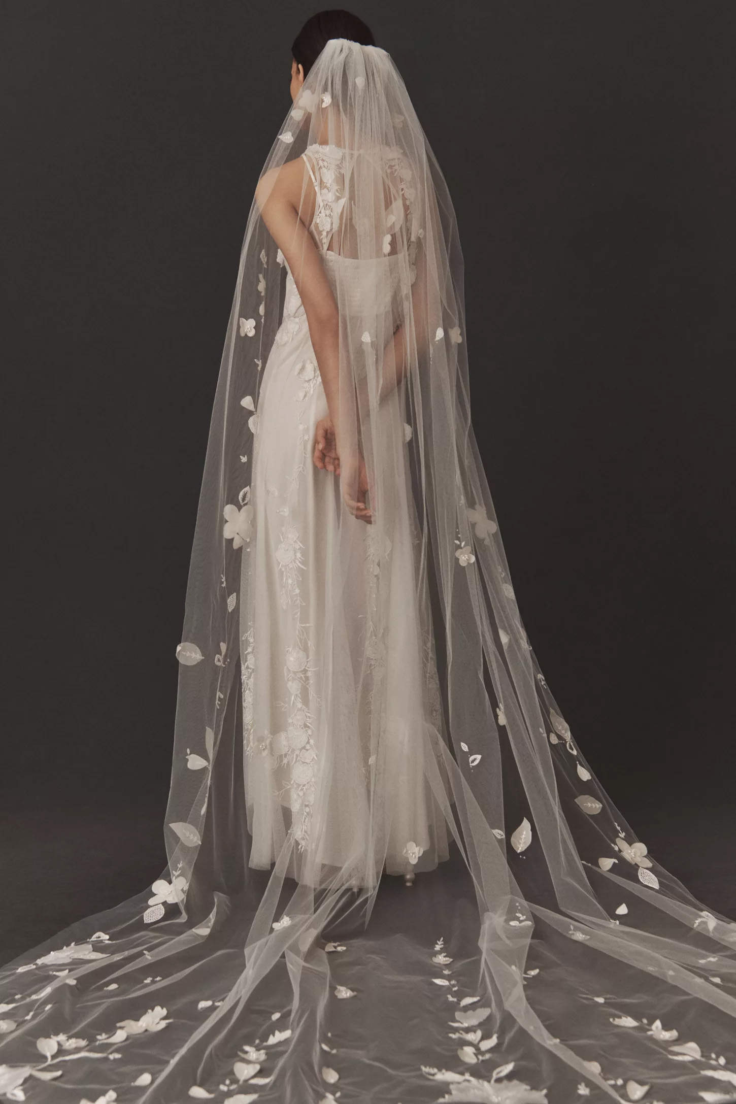 Fancy Wedding Veil 3D Flowers Appliques Long Special Cut Royal Bridal Veil with Comb Veil 3M White Ivory Wedding Accessories Custom Made