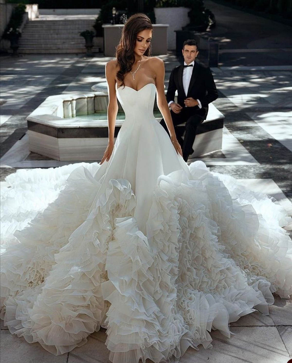 Gorgeous Ball Gown Strapless Sleeveless Bride Gowns Ruffles Pleats Ruched Wedding Dress Formal Occasion Custom Made High Quality
