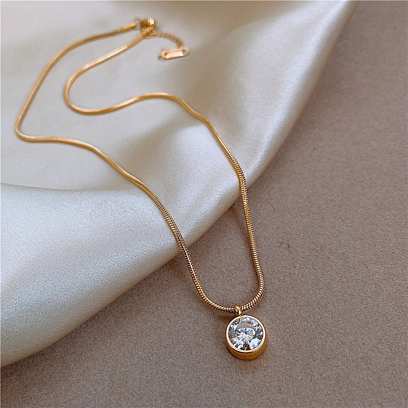 2024 Ins Top Sell Solitaire Circle Pendant Vintage Jewelry Stainless Steel Round Cut White 5A Cubic Zircon CZ Diamond Party Women Wedding Clavicle Nec