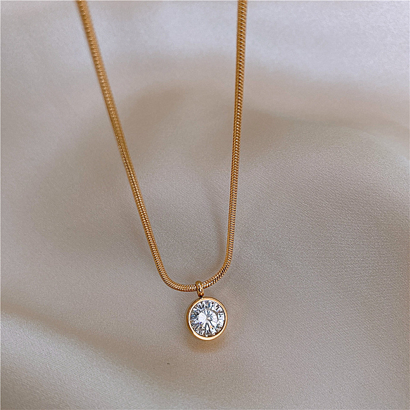 2024 Ins Top Sell Solitaire Circle Pendant Vintage Jewelry Stainless Steel Round Cut White 5A Cubic Zircon CZ Diamond Party Women Wedding Clavicle Nec