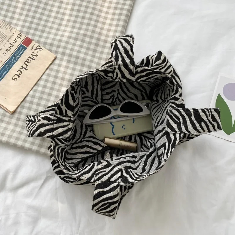 Vintage Women Shoulder Bag Creative Zebra Stripes Canvas Tote Handbags Large Capacity Underarm Female Travel Shopping Bags 240813