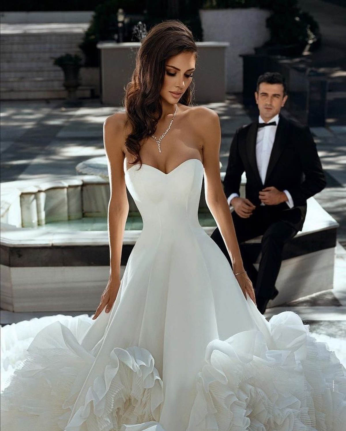 Gorgeous Ball Gown Strapless Sleeveless Bride Gowns Ruffles Pleats Ruched Wedding Dress Formal Occasion Custom Made High Quality