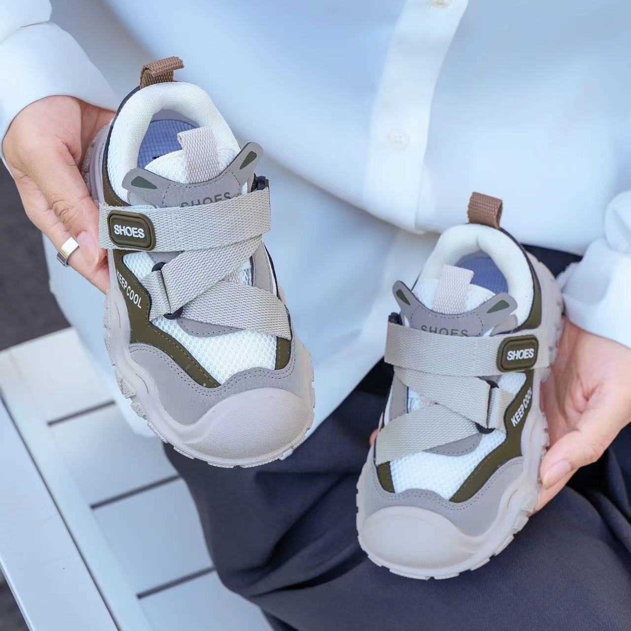 Sneakers Childrens board shoes 2024 new boys and girls leather single shoes waterproof casual versatile anti slip white and black shoes H240805
