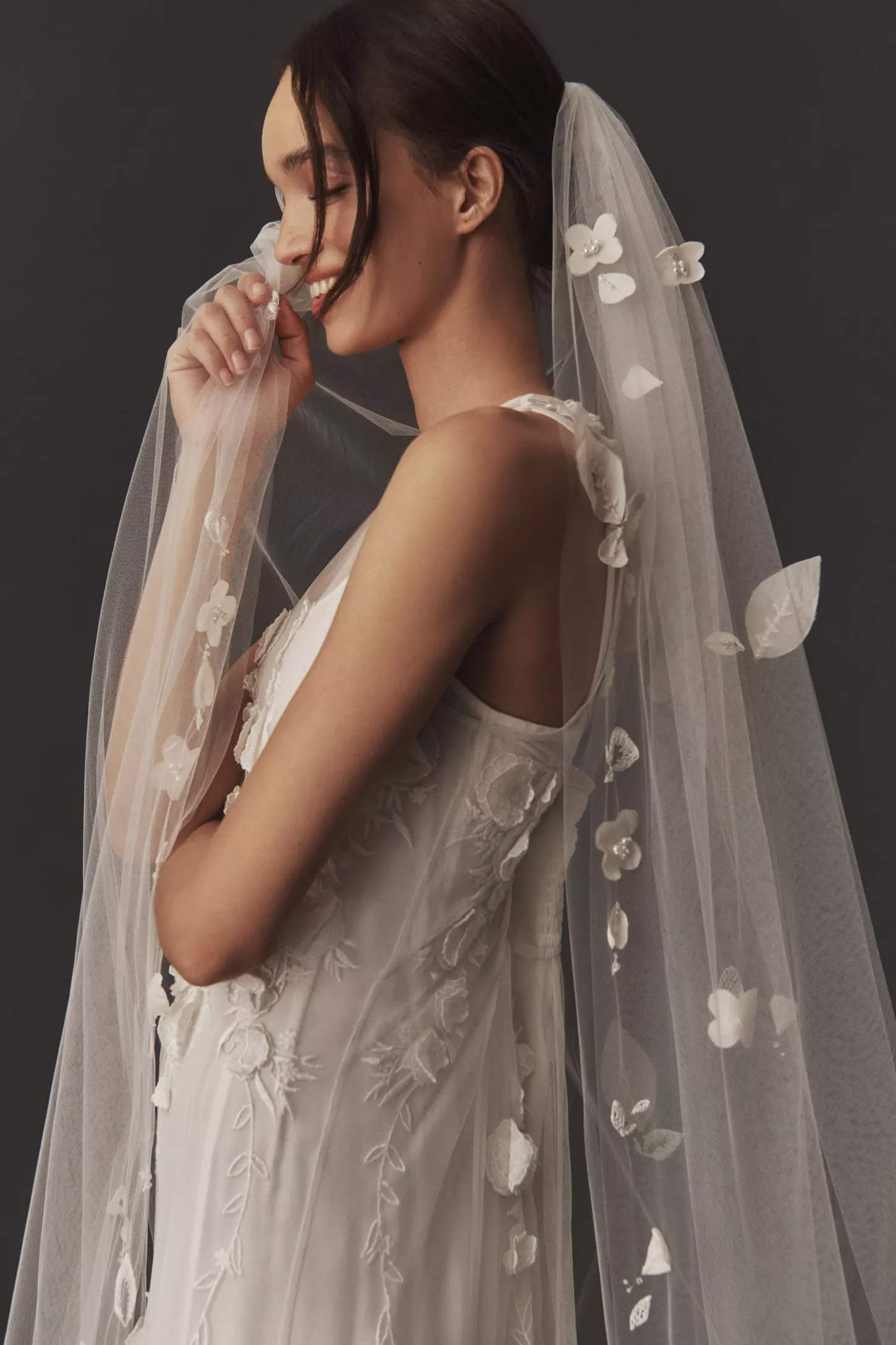 Fancy Wedding Veil 3D Flowers Appliques Long Special Cut Royal Bridal Veil with Comb Veil 3M White Ivory Wedding Accessories Custom Made