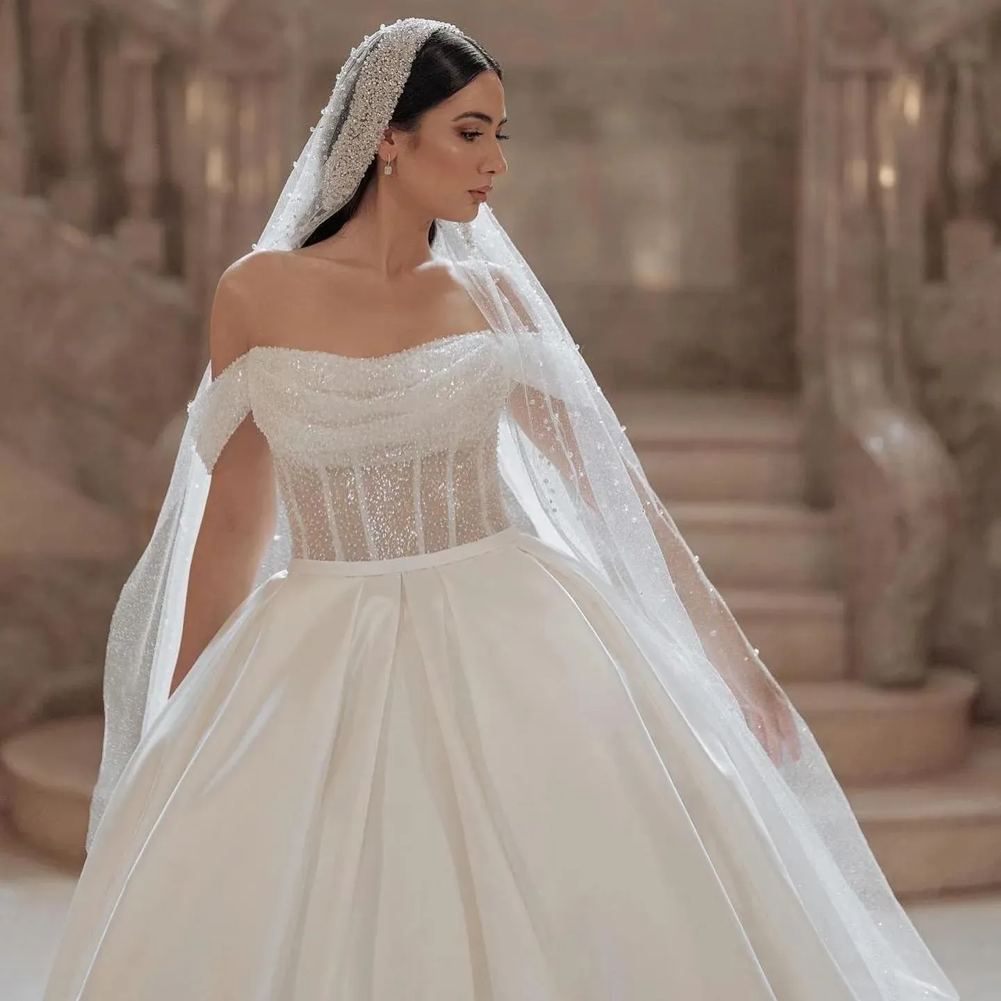 2024 Wedding Dresses Garden Bridal Gown Off the Shoulder Lace up Beaded Sweep Train Crystals Decorated Wedding Gowns for Brides