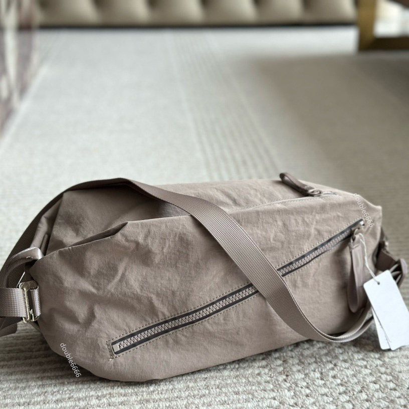 Luxury designer men's canvas tote bag shoulder bag crossbody bag travel bag gym bag yoga bag hiking bag work bag duffle bag airport bag sports bag leisure bag