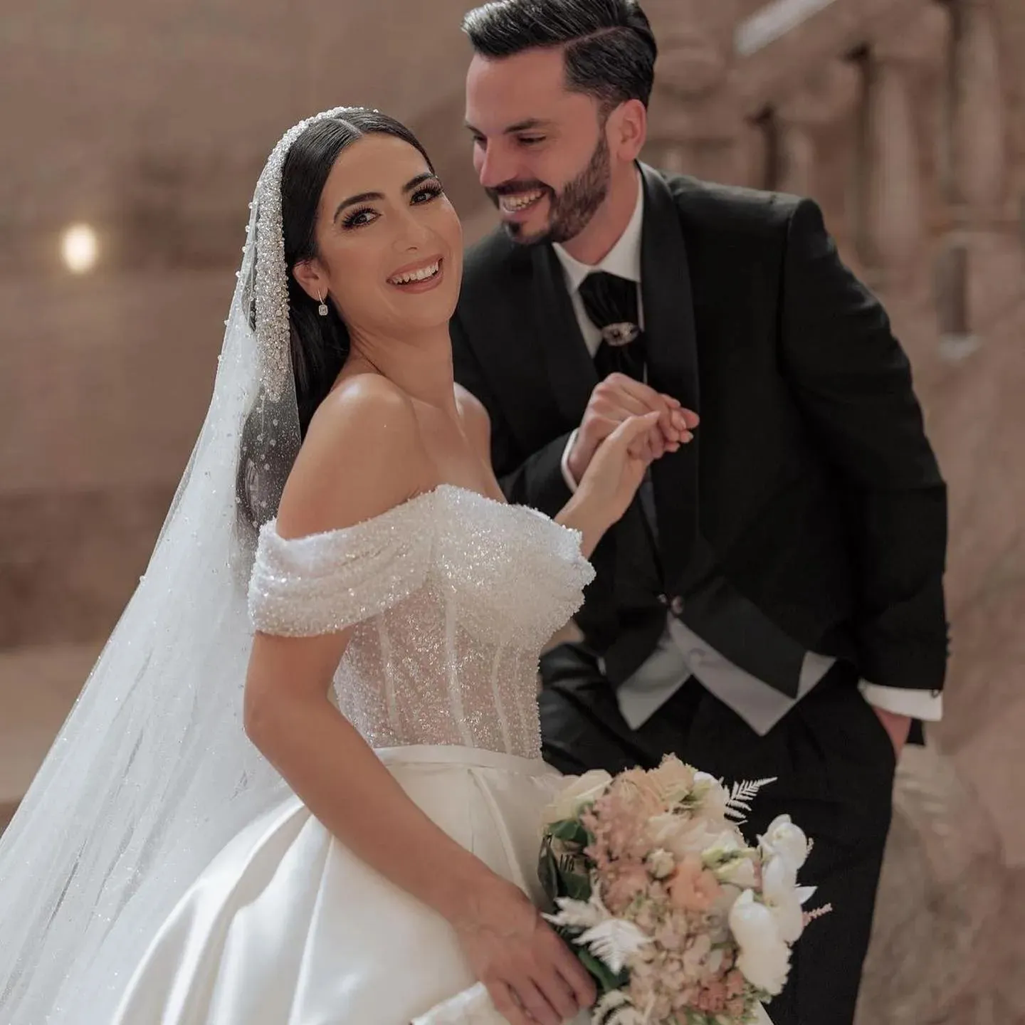 2024 Wedding Dresses Garden Bridal Gown Off the Shoulder Lace up Beaded Sweep Train Crystals Decorated Wedding Gowns for Brides