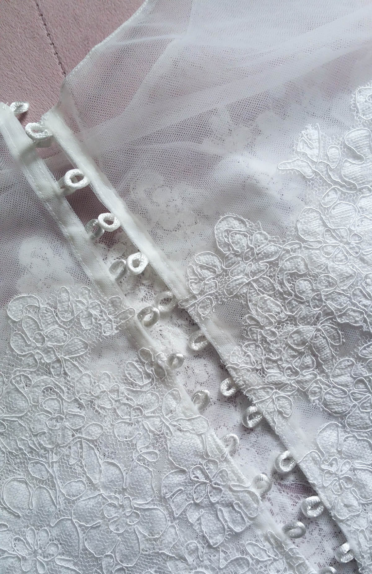 Sexy Women Wrap Jacket Lace Up Sleeveless Bride Jackets Sheer Appliques Short Bridal Cloak Formal Wedding Accessories