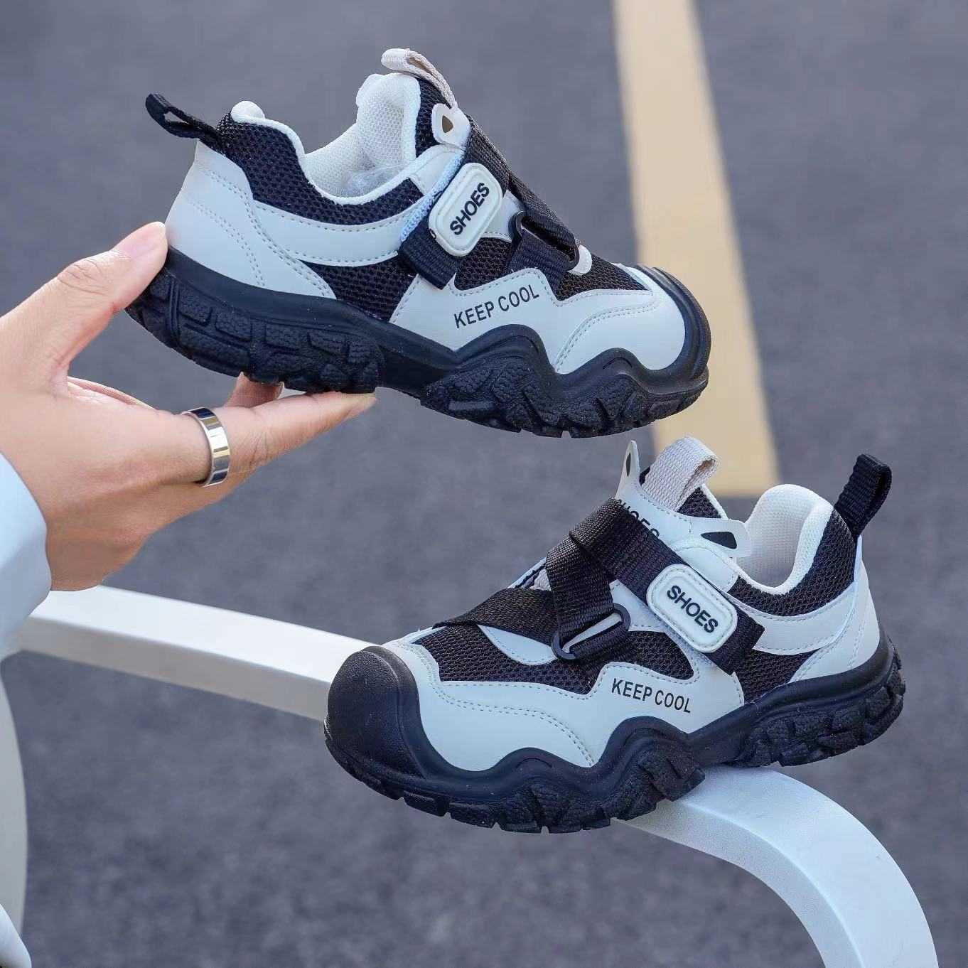Sneakers Childrens board shoes 2024 new boys and girls leather single shoes waterproof casual versatile anti slip white and black shoes H240805