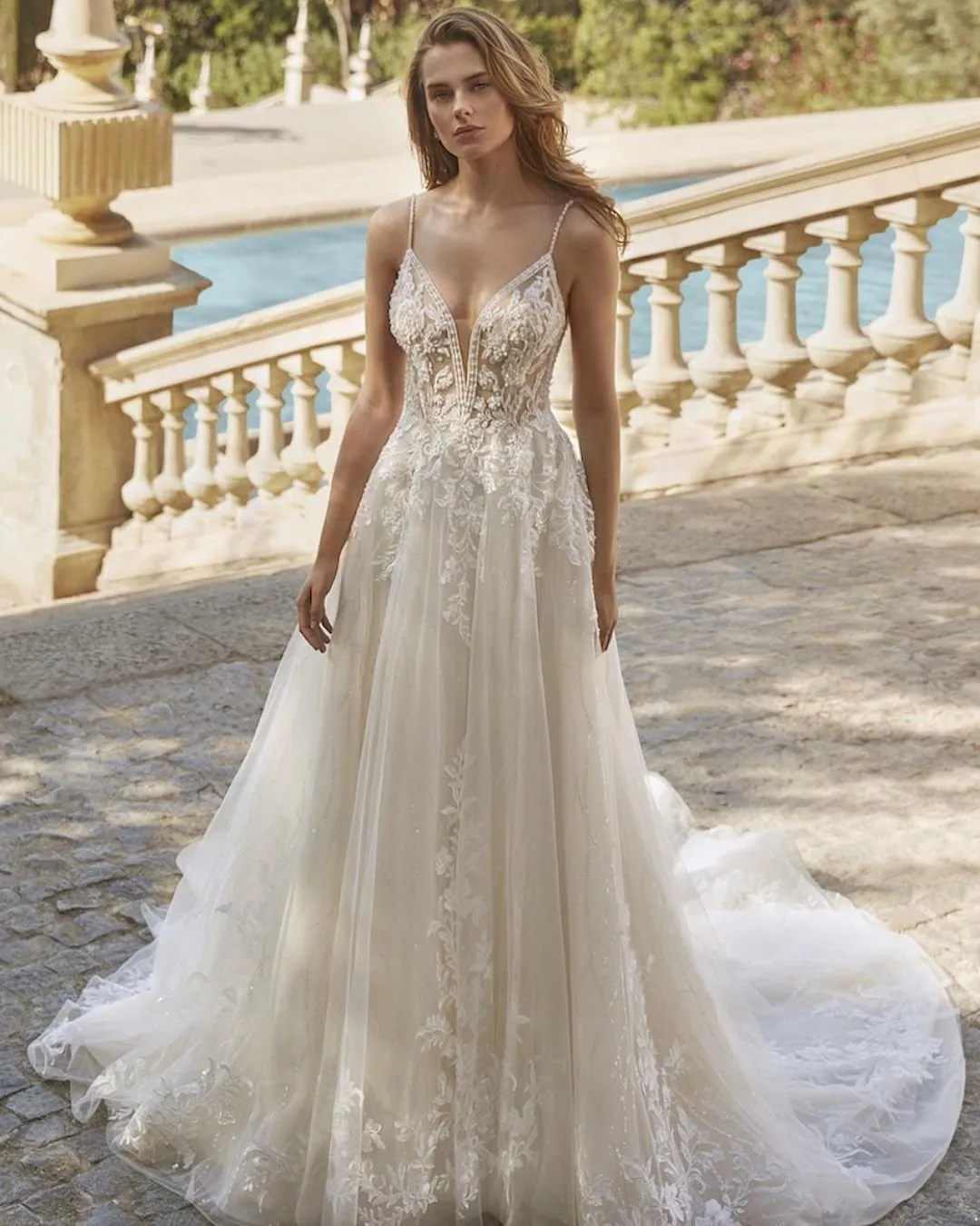 Romantic Lace Tulle Wedding Dresses Sexy Backless A Line Spaghetti Straps Appliques Ruffles Long Bridal Gowns