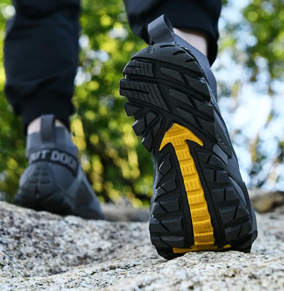 Men Quick Dry Barefoot Shoes Slip On Hiking Upstream Wading Shoes Non-slip Mesh Breathable Water Sneakers High Top Climbing Foot 240814