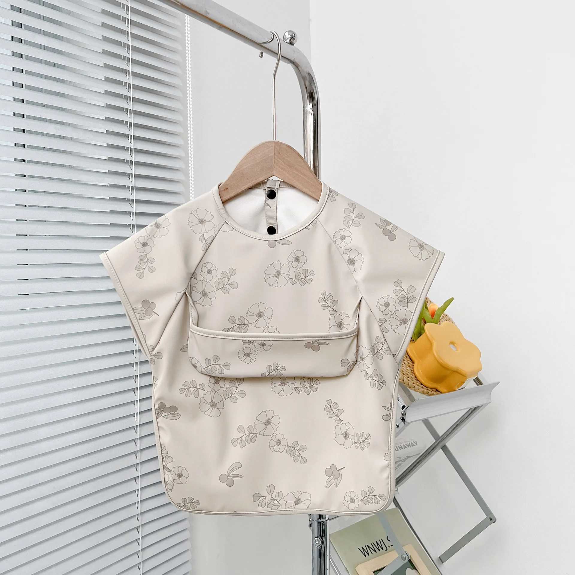 Bibs Burp Cloths Cute Baby Bibs Toddler Baberos Bavoir Waterproof Short Sleeve Apron Cartoon Animals Children Feeding Smock Bib Baby Stuff 0-6YL4812