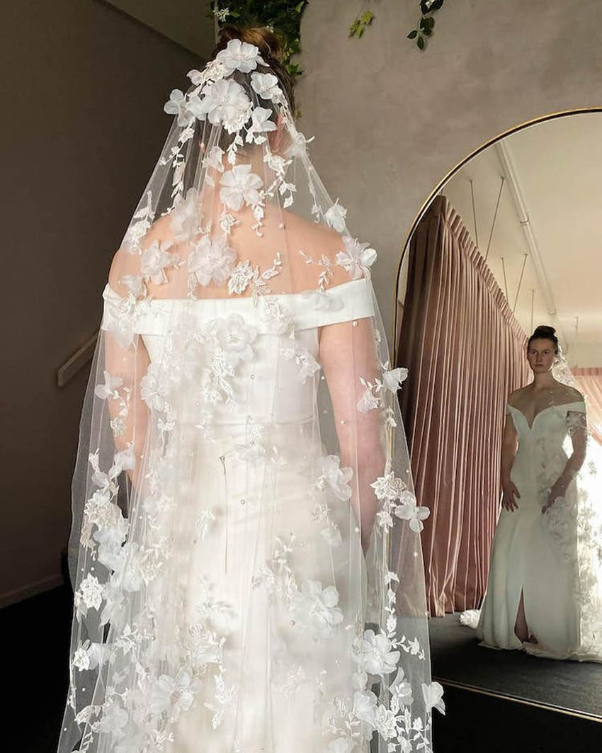 Exquisite Wedding Veil 3D Appliques Flowers One Layer Pearls Cathedral Length Veils Applique Edge Custom Made Bridal Accessories