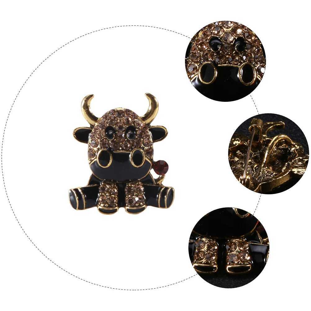 Cow breast rhinestone clothing rhinestone cartoon alloy womens brooch Miss W240815