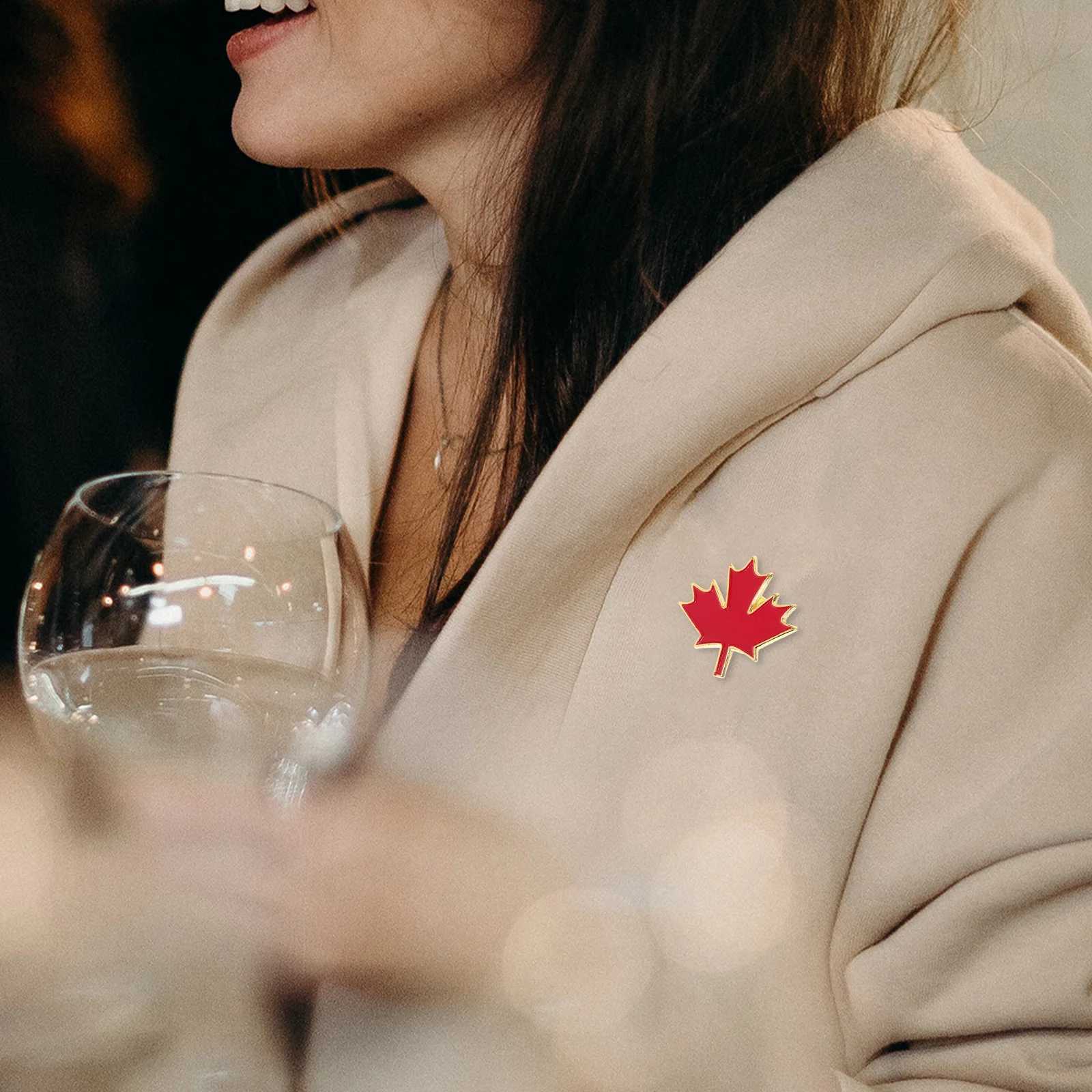 10 pieces of metal brooches for decorating fashionable maple leaf girls and ladies W240815