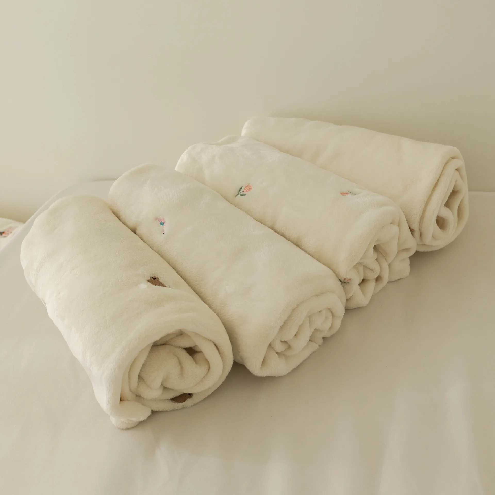 Fleece Baby Blanket Newborn Autumn Winter Swaddling Blankets Soft Warm Stroller Cover Bedding Bear Embroidery Babies Accessories Y240815