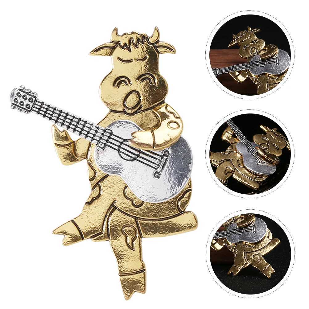 Model pin Brooch Miss cartoon style cow guitar alloy clothing decoration brooch creative W240815