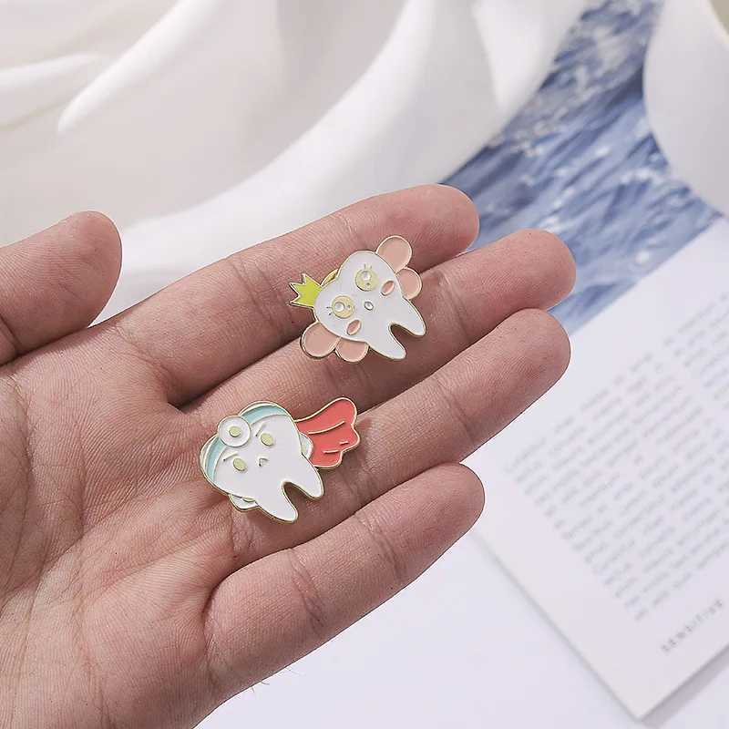 Cute teeth enamel pin rabbit animal teeth Brooch badge metal lapel pin backpack cap gift doctor nurse jewelry free delivery W240815