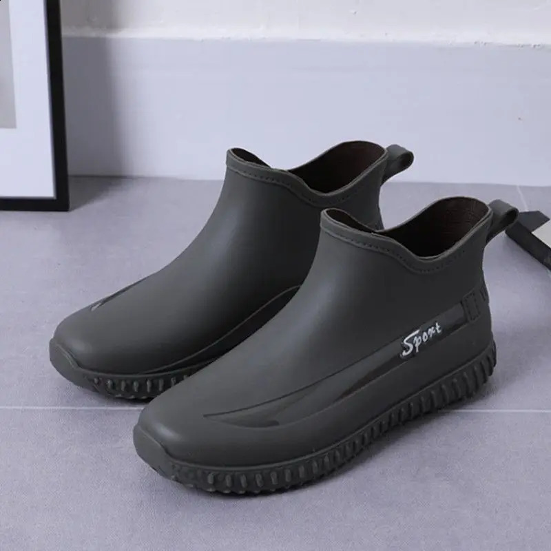 Fashionable short rain mens boots anti slip and waterproof kitchen rubber shoes car wash shoes water-resistant shoes and cotton winter shoes 240821