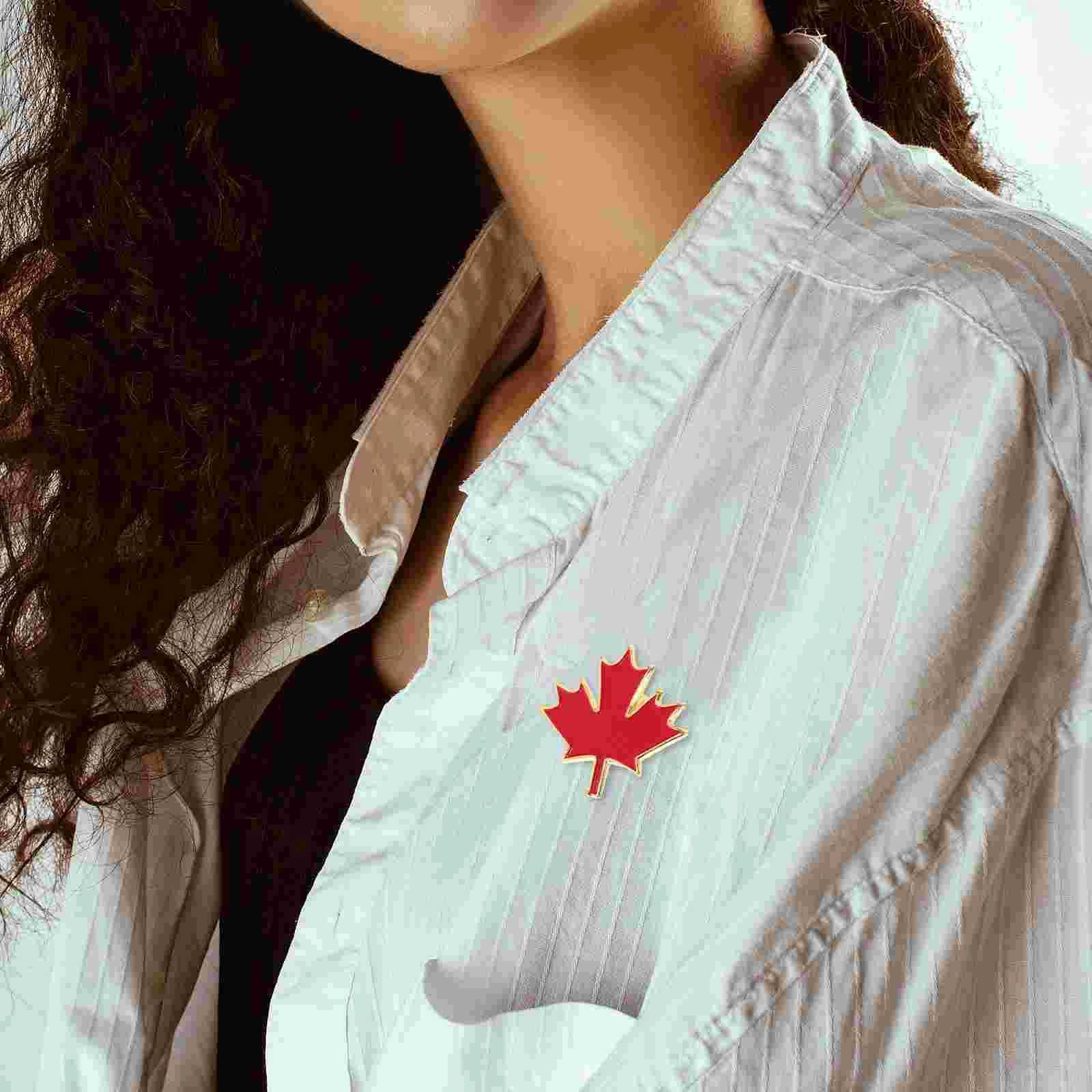 10 pieces of metal brooches for decorating fashionable maple leaf girls and ladies W240815