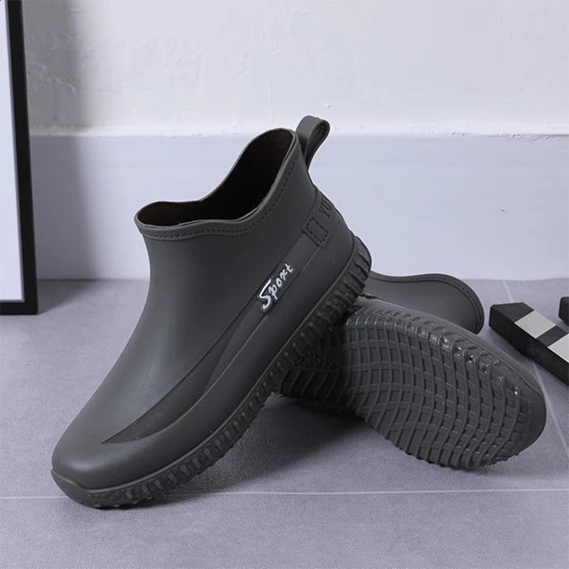 Fashionable short rain mens boots anti slip and waterproof kitchen rubber shoes car wash shoes water-resistant shoes and cotton winter shoes 240821