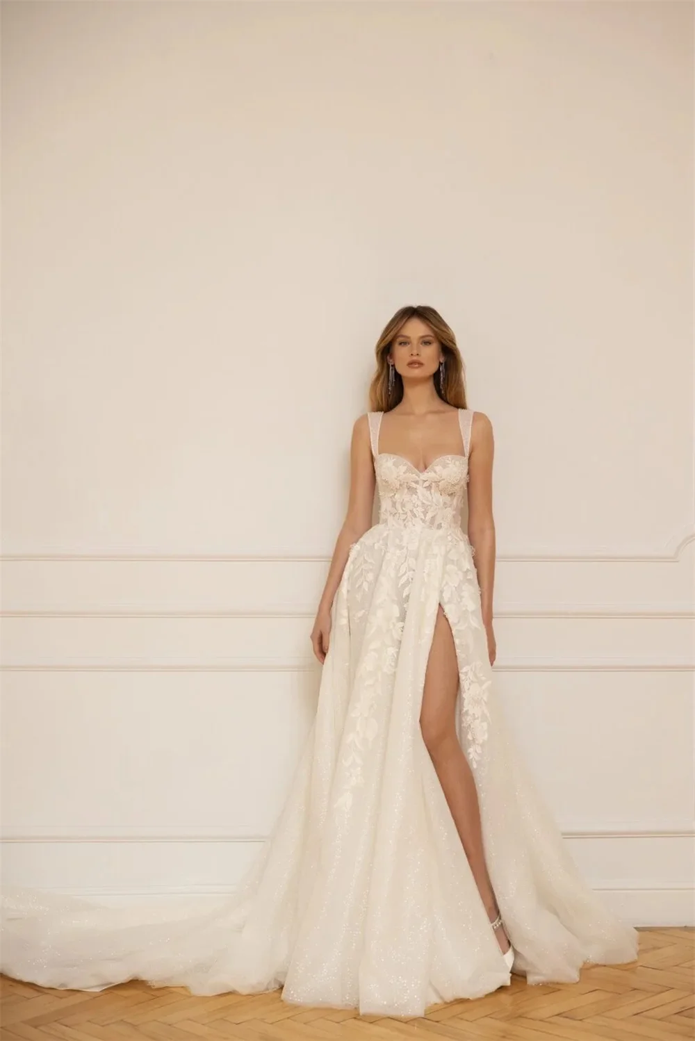 Classic A-Line Women Wedding Dress Spaghetti Strap Sleeveless Bridal Gowns Appliques Split Side Sweep Train Dress Custom Made vestidos de novia