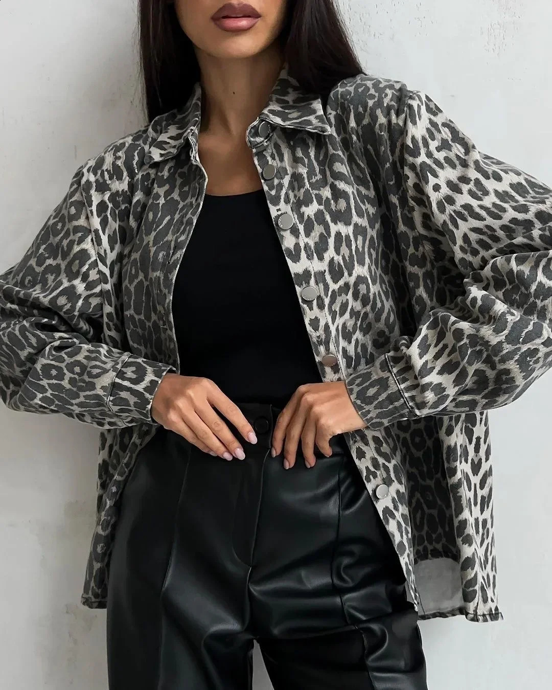 Autumn 2024 Elegant Single Breated Denim Jacket Women Pocket Straight High Street Basic Boyfriend Style Korean Denim Coat 240814