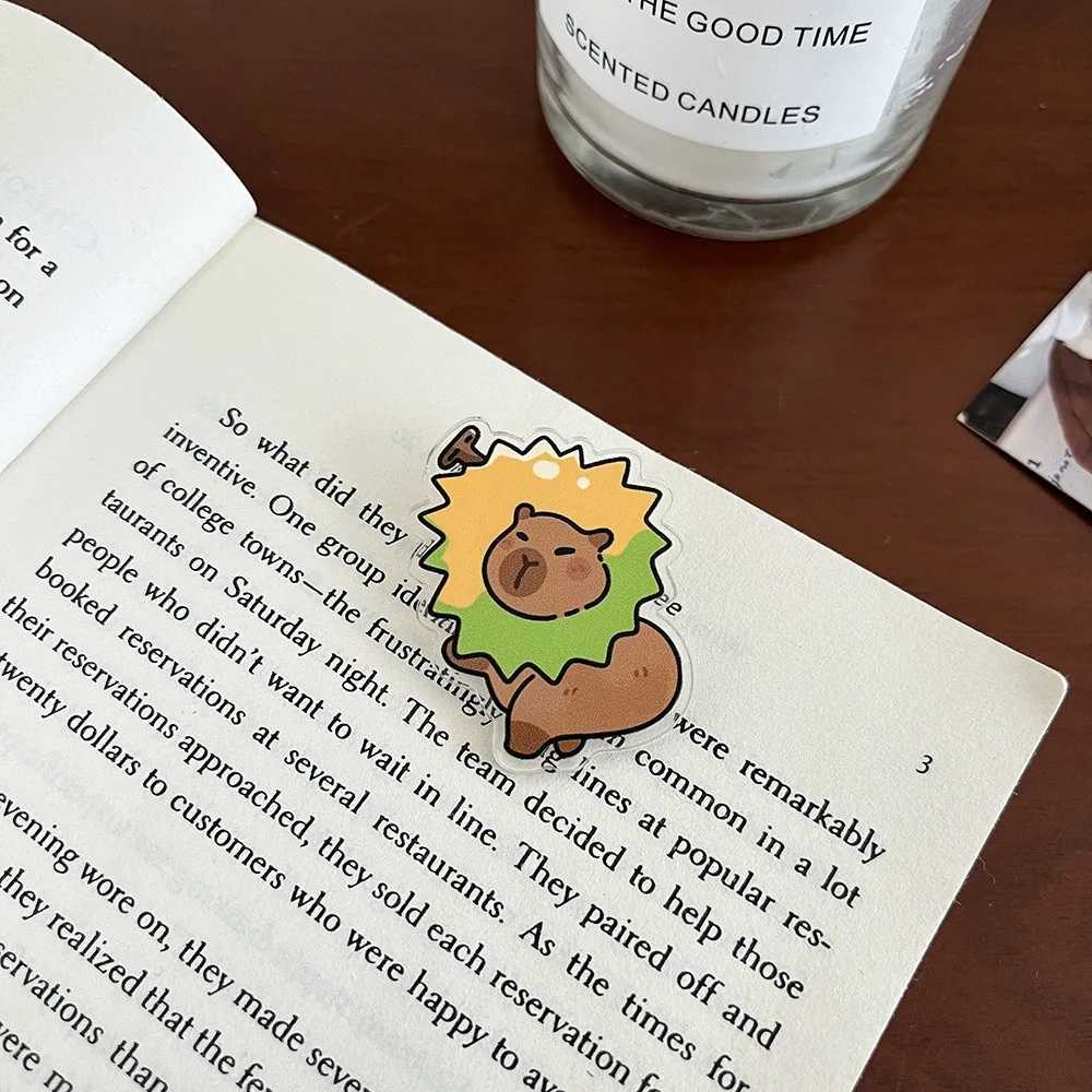 Exquisite Breastpin Acrylic Capybara Pin Kapibara Cute Fruit Capybara Brooch Creative Orange Animal Capibara Badge Skiing W240815