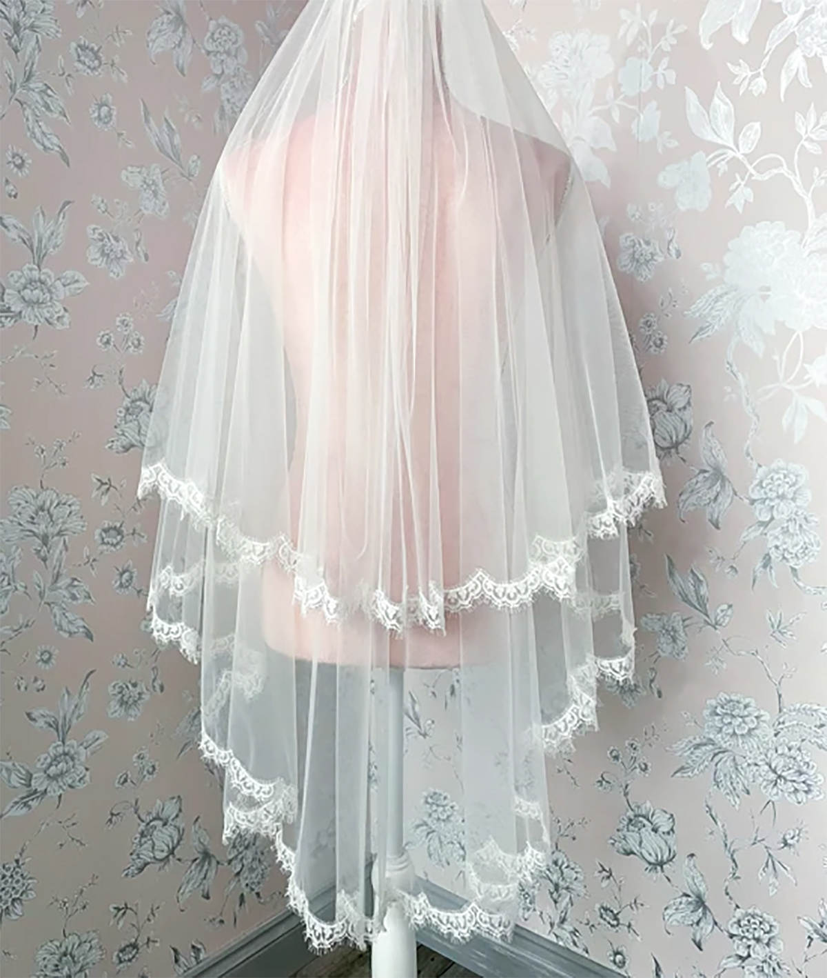 Classic Wedding Veil Two Layer Long Fingertip Length Appliques Veils Lace Edge Custom Made Bridal Accessories High Quality