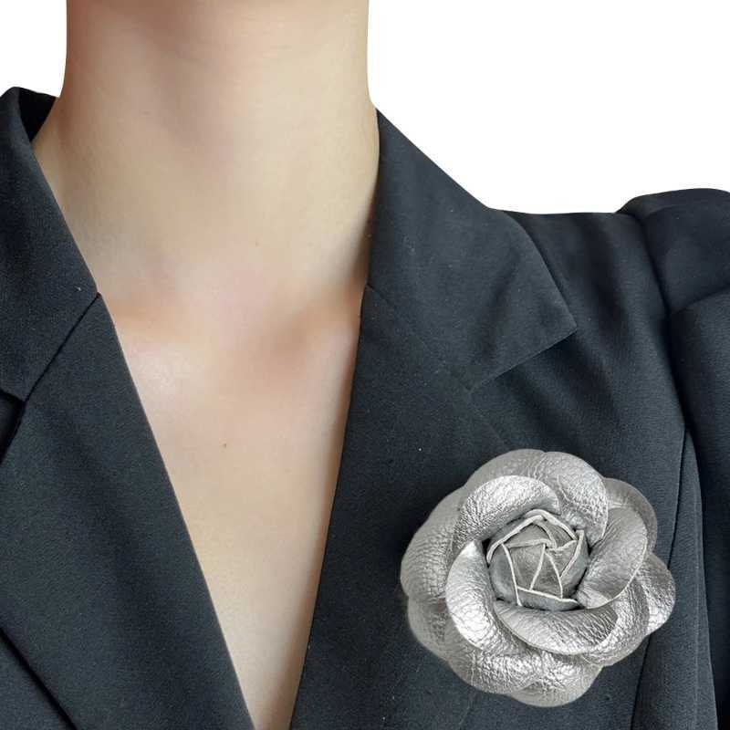 Brooch Realistic Flower Theme Collar Pin WOMens PU Leather Broch Fashion Coat Badge Accessories W240815