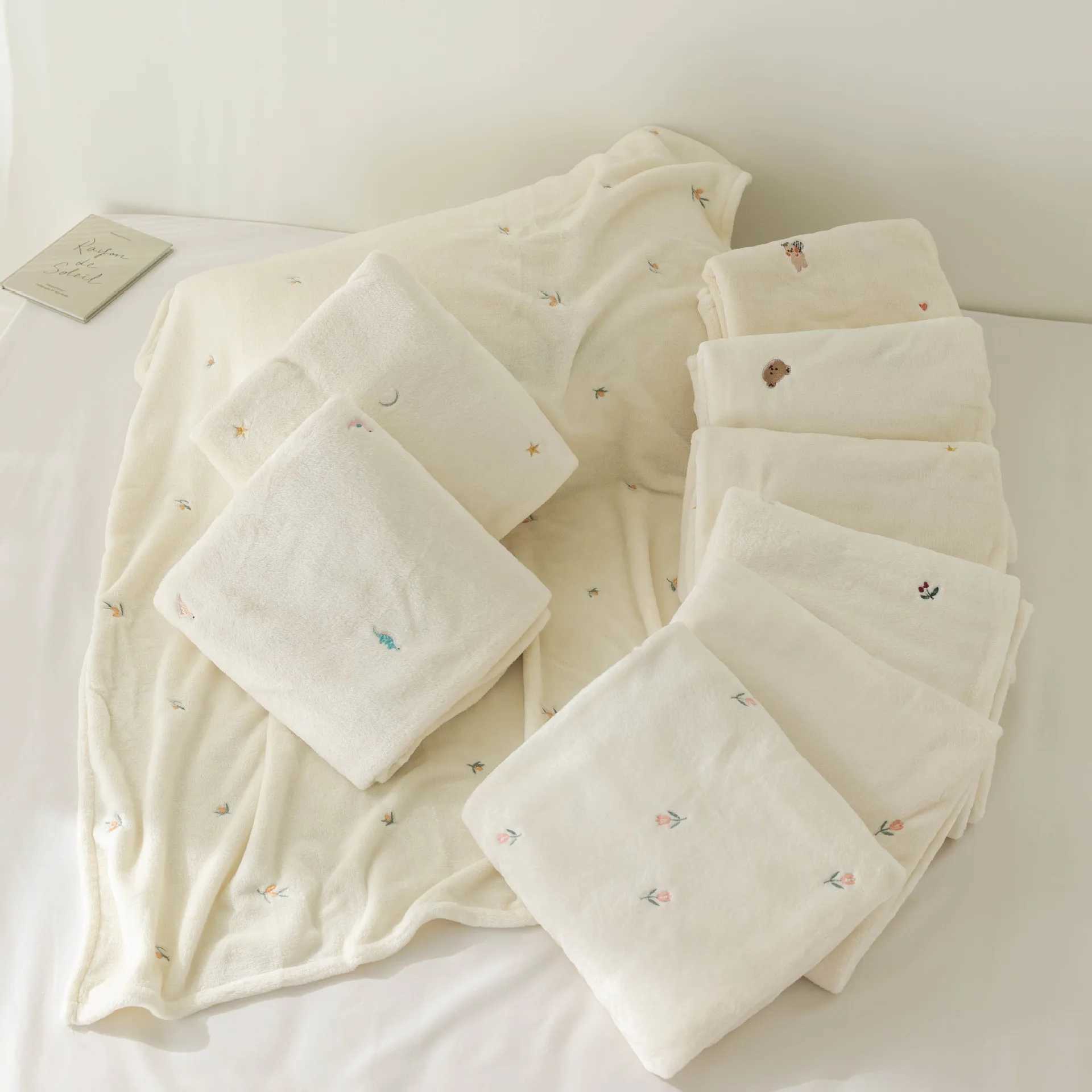 Fleece Baby Blanket Newborn Autumn Winter Swaddling Blankets Soft Warm Stroller Cover Bedding Bear Embroidery Babies Accessories Y240815