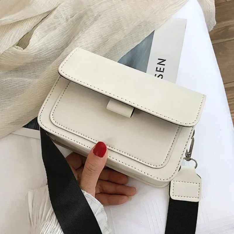 Ladies Messenger Bag 2024 Trendy Wide Shoulder Strapchain Small Square Retro Casual Simple Flap Crossbody for Women 240814