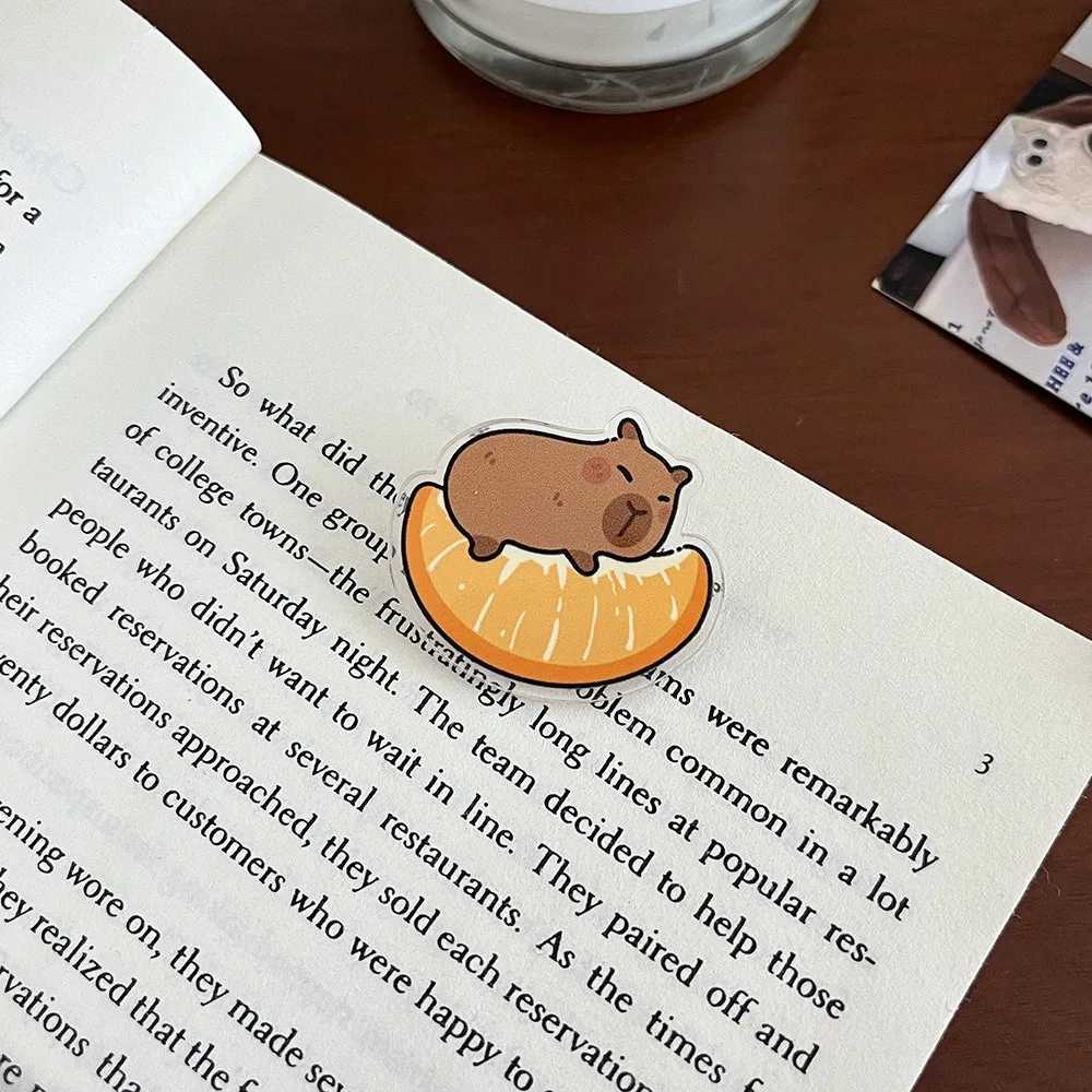 Exquisite Breastpin Acrylic Capybara Pin Kapibara Cute Fruit Capybara Brooch Creative Orange Animal Capibara Badge Skiing W240815