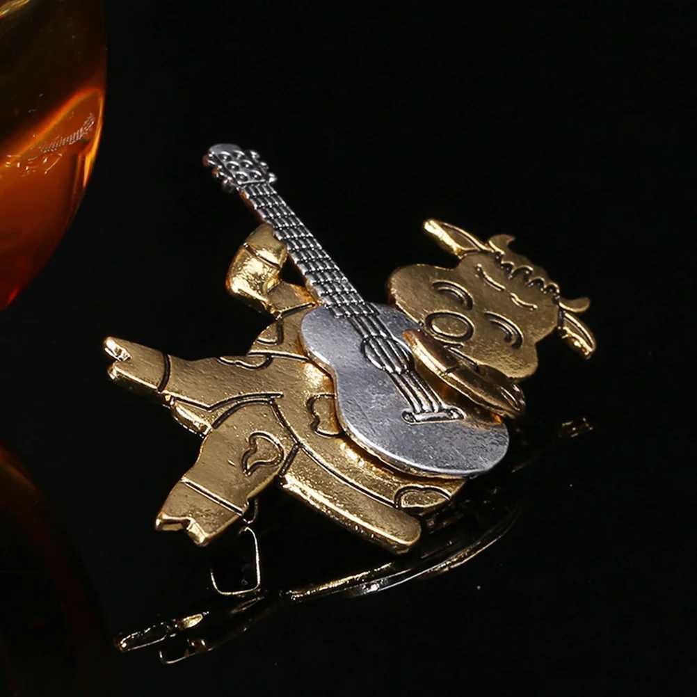 Model pin Brooch Miss cartoon style cow guitar alloy clothing decoration brooch creative W240815