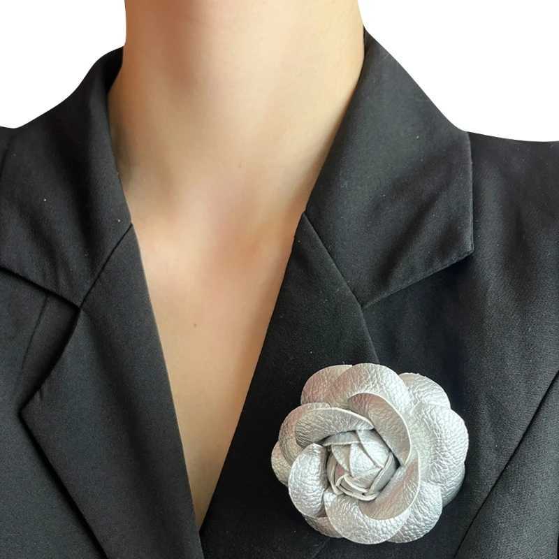 Brooch Realistic Flower Theme Collar Pin WOMens PU Leather Broch Fashion Coat Badge Accessories W240815