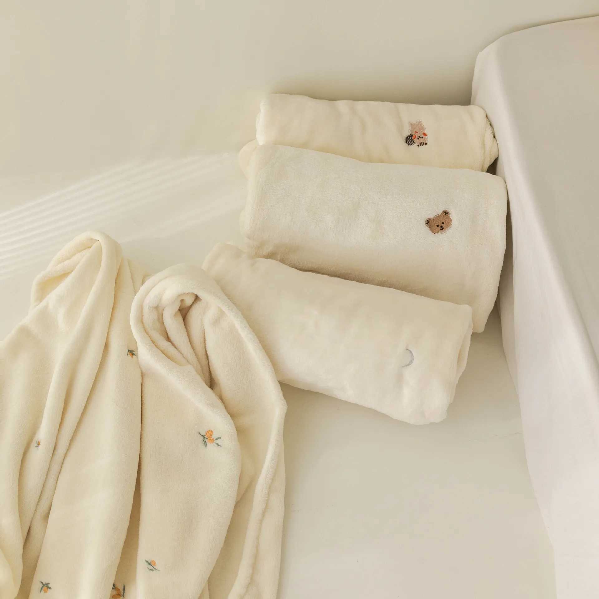 Fleece Baby Blanket Newborn Autumn Winter Swaddling Blankets Soft Warm Stroller Cover Bedding Bear Embroidery Babies Accessories Y240815