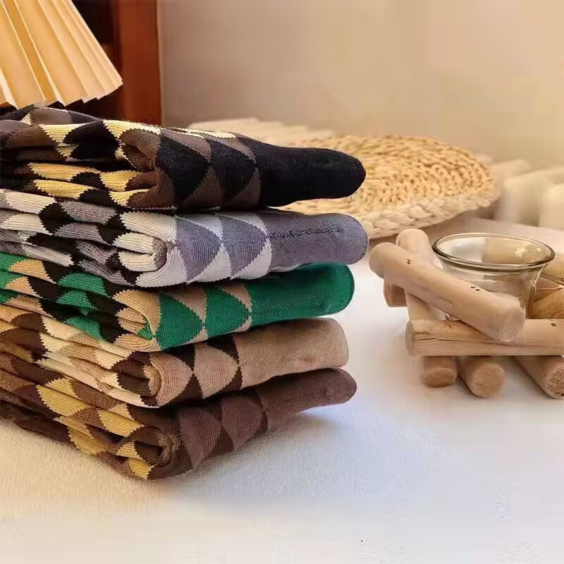 Ins Versatile Retro Diamond Design Mid-Tube Socks for Fall and Winter