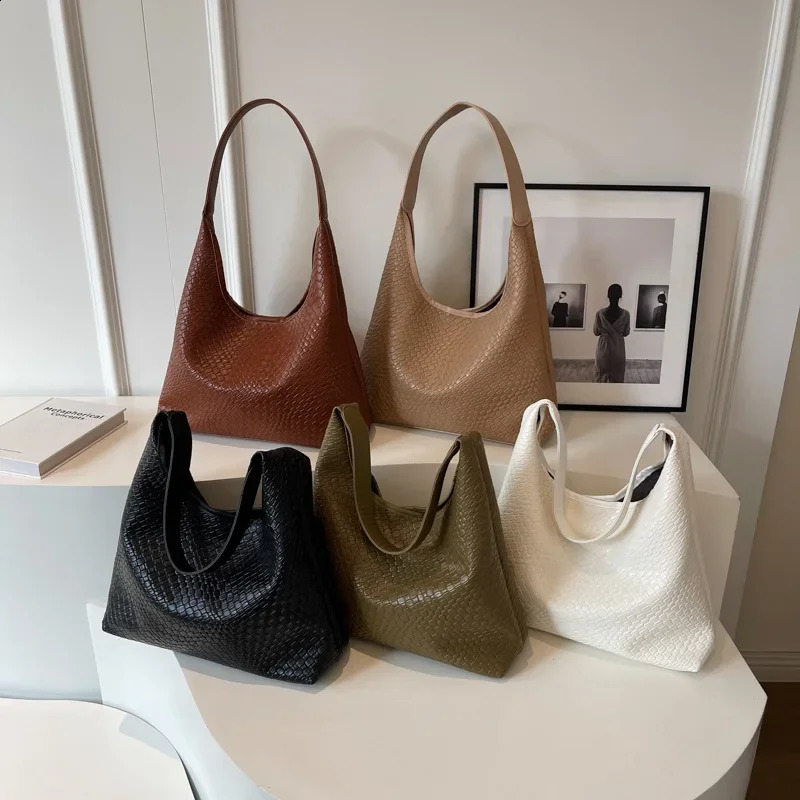 3 High end large capacity commuting garbage womens shoulder 2024 Korean retro tote ner bag 240816 4