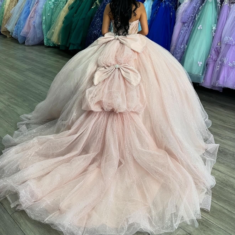 Light Pink Quinceanera Dresses for Sweet 16 Off the Shoulder Puffy Ball Gown Beads Crystal Bow Tull Princess Gowns Vestidos De 15 Anos